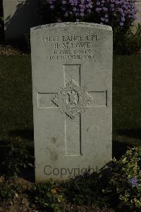 Haute-Avesnes British Cemetery - Lowe, H M