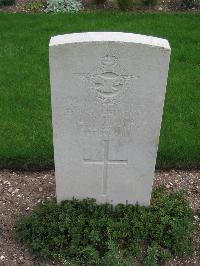 Sarralbe Military Cemetery - Dennis, L V