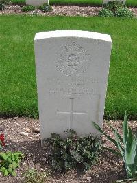 Sarralbe Military Cemetery - Issitt, P