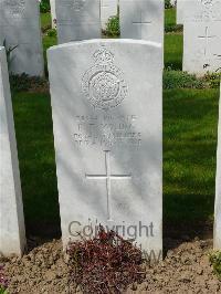 Savy British Cemetery - Young, R T