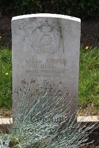 Toutencourt Communal Cemetery - Bell, Robert