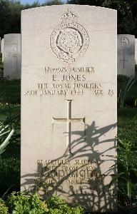 Minturno War Cemetery - Jones, Edward