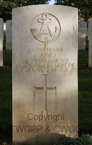 Minturno War Cemetery - Jones, Francis