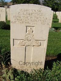 Minturno War Cemetery - Lennock, Charles Richard