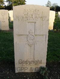 Minturno War Cemetery - Lewis, George Frederick