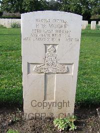 Minturno War Cemetery - Moore, Percy William