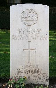 Minturno War Cemetery - Pearce, Frederick Percy