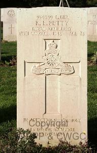 Minturno War Cemetery - Petty, Robert Edward