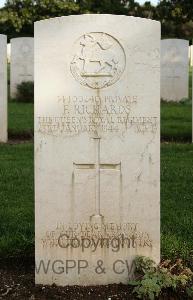 Minturno War Cemetery - Richards, Frank