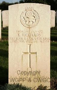 Minturno War Cemetery - Richards, Thomas