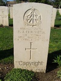 Minturno War Cemetery - Richardson, Herbert James