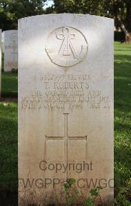 Minturno War Cemetery - Roberts, Thomas