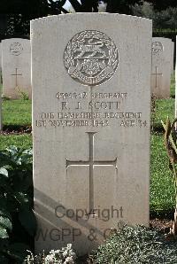 Minturno War Cemetery - Scott, Redmond John