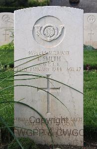 Minturno War Cemetery - Smith, Irvine