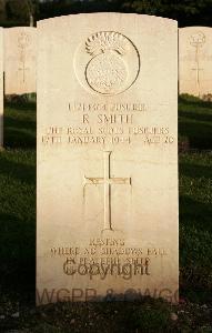 Minturno War Cemetery - Smith, Robert