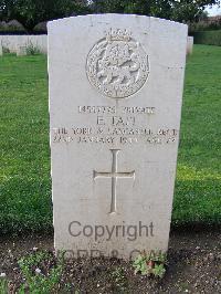 Minturno War Cemetery - Tait, Edward