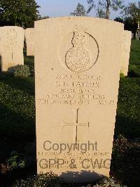 Minturno War Cemetery - Taylor, George Frederick