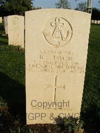 Minturno War Cemetery - Taylor, Herbert Kenneth