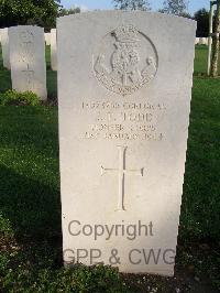 Minturno War Cemetery - Todd, John Thomas