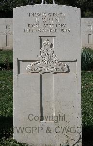 Minturno War Cemetery - Wren, Frank