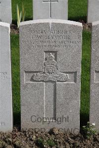 Birr Cross Roads Cemetery - Seymour, T W