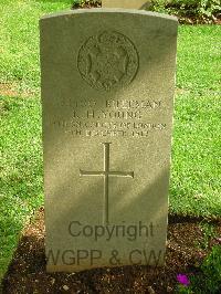 Jerusalem War Cemetery - Young, R H