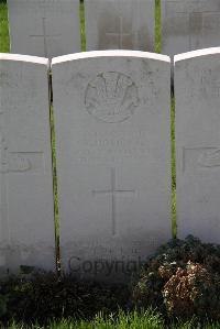 Canada Farm Cemetery - Holding, R