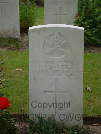 Strand Military Cemetery - Bennett, H