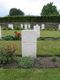 Dickebusch Old Military Cemetery - Lyons, James