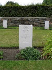 Dickebusch Old Military Cemetery - Wall, M