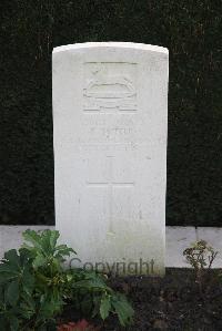 Halle Communal Cemetery - Smith, T