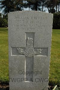 Heverlee War Cemetery - Cross, Thomas