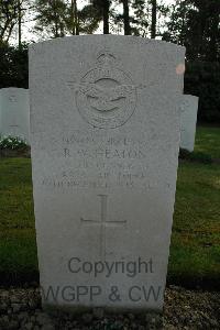 Heverlee War Cemetery - Heaton, Roy William