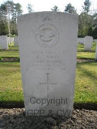 Heverlee War Cemetery - Mills, Roy Colin