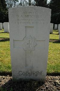 Heverlee War Cemetery - Mitchell, Peter Roy