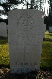 Heverlee War Cemetery - Newton, Oscar Frederick