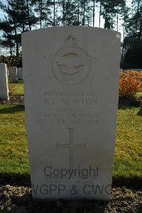 Heverlee War Cemetery - Newton, Robert Eastwood