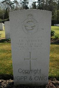 Heverlee War Cemetery - Nicholls, Frederick Roy