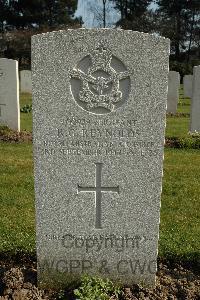 Heverlee War Cemetery - Reynolds, Robert George