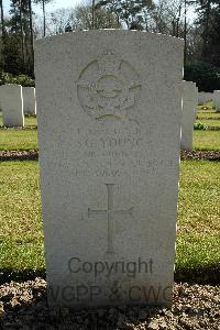 Heverlee War Cemetery - Young, Stanford Grant