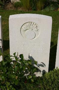 Dozinghem Military Cemetery - Armstrong, Edwin