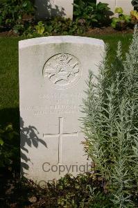 Dozinghem Military Cemetery - Ball, V