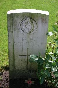 Dozinghem Military Cemetery - Barrow, T