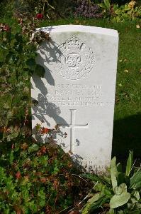 Dozinghem Military Cemetery - Bayles, G