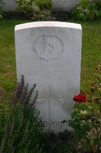 Dozinghem Military Cemetery - Bicknell, W