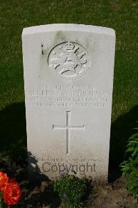 Dozinghem Military Cemetery - Bishton, Albert Evan