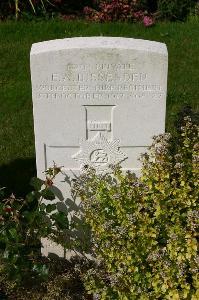 Dozinghem Military Cemetery - Bissenden, Ernest Arthur