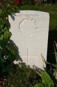 Dozinghem Military Cemetery - Bowron, T H