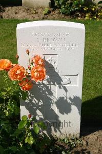 Dozinghem Military Cemetery - Brown, S