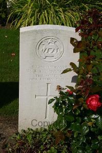 Dozinghem Military Cemetery - Burrows, W J T